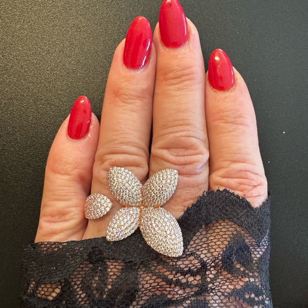 Elegant Rose Gold Floral Ring set on a sterling silver base. - Picture 3 of 11